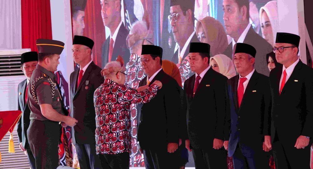 Berhasil Turunkan Stunting, Gubernur Kalsel Sahbirin Noor Terima ...